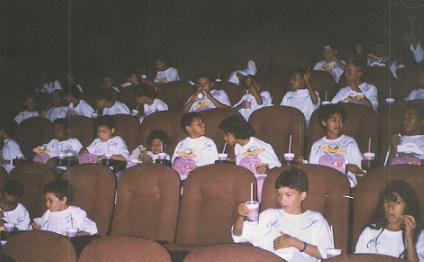 Crianças em atividade cultural no cinema
