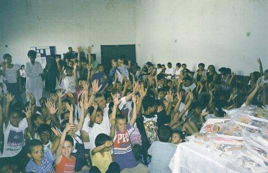 Crianças reunidas para comemoração do Dia das Crianças