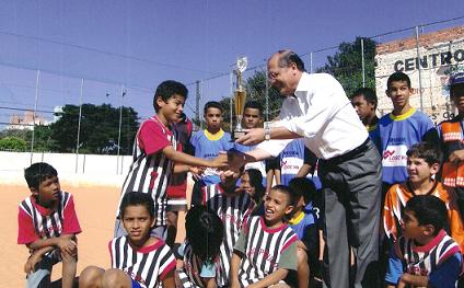 Entrega de material para equipe de futebol